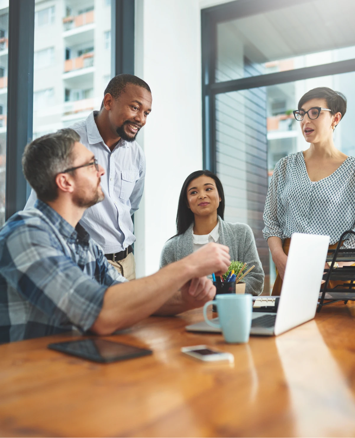 Group meeting around a laptop
